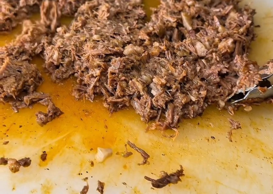 Barbacoa de res estilo Michoacán recién picada en Zapotlanejo