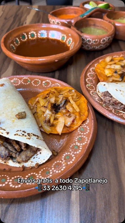 Tacos, volcán y salsas en la mesa