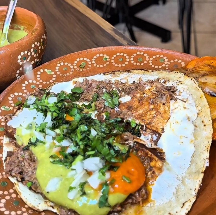 Mixta de bistec con salsa verde, salsa roja, cebolla y cilantro